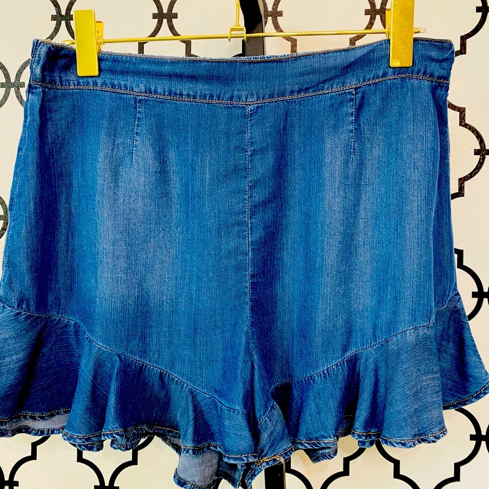 Flouncy denim shorts 💙